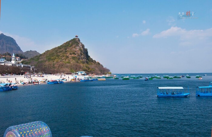 抚仙湖禄充景区,游人多,活动项目也多.