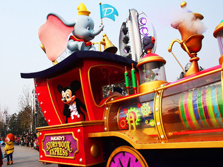 上海迪士尼自由行还是跟团好_上海迪士尼跟团旅游社_到上海迪士尼旅游参团