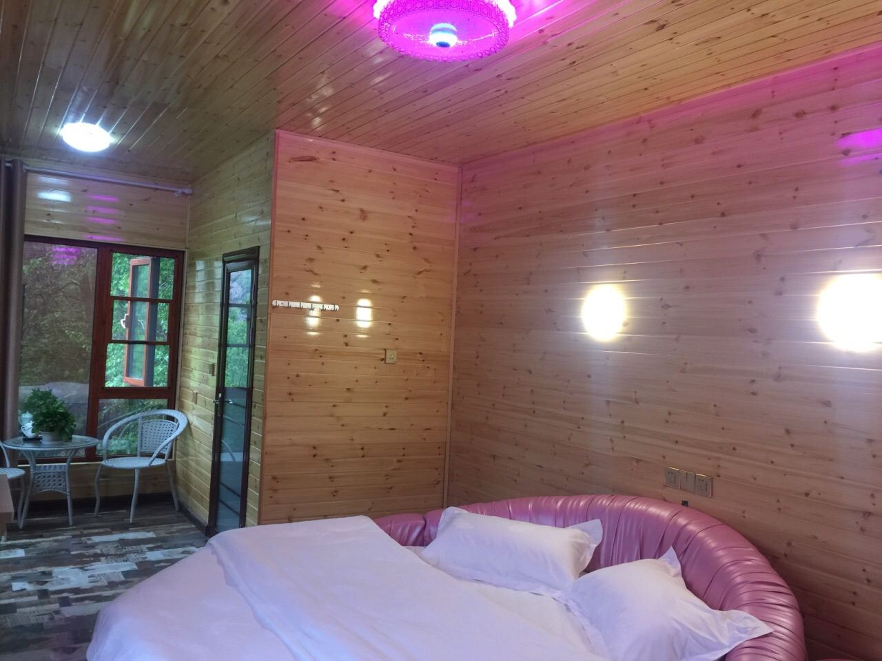木屋阳光大床间