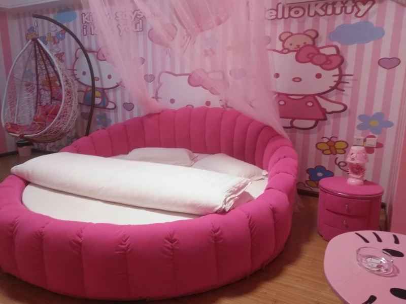 Kitty圆床房
