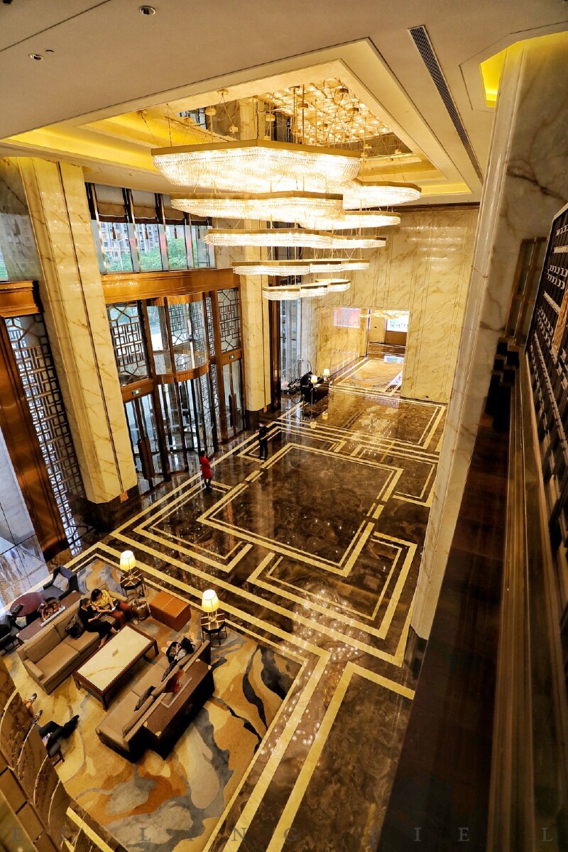 **宝在福州泰禾凯宾斯基酒店大堂接待台后方,巨幅漆画屏风《江山祈福