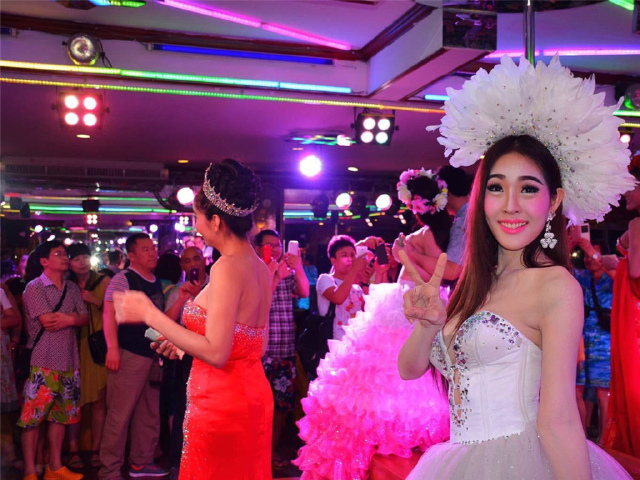 在这里,可以饱览暹罗湾夜景,同时还可以与泰国zui美的人妖皇后共舞