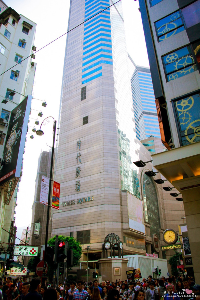 铜锣湾位于香港岛的中心北岸之西,是香港的主要商业及娱乐场所集中地.