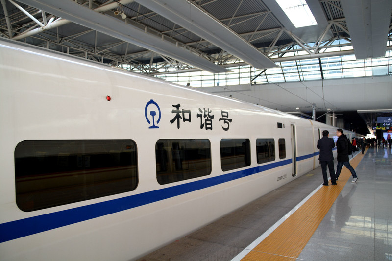 这是上海虹桥火车站,是上海地区的高铁,动车