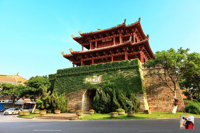 泉州城内主要有:府文庙(孔庙),清净寺(伊斯兰教建筑),关帝庙(武庙),承