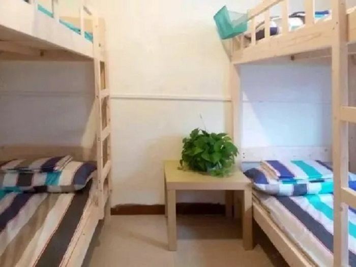 阳光男孩4人床位间