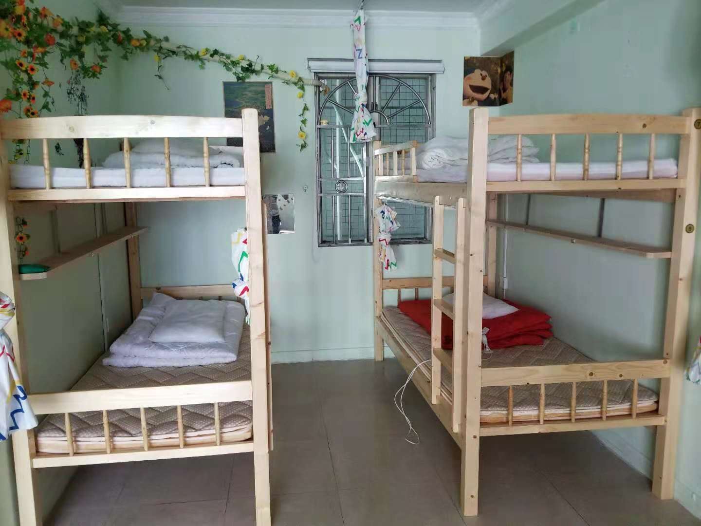 客厅简约4人间(床位)(公共卫浴)