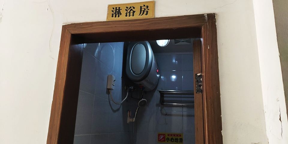 双人间(空调另收公共卫浴)