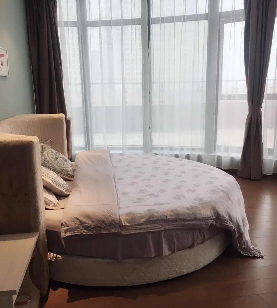 圆床房