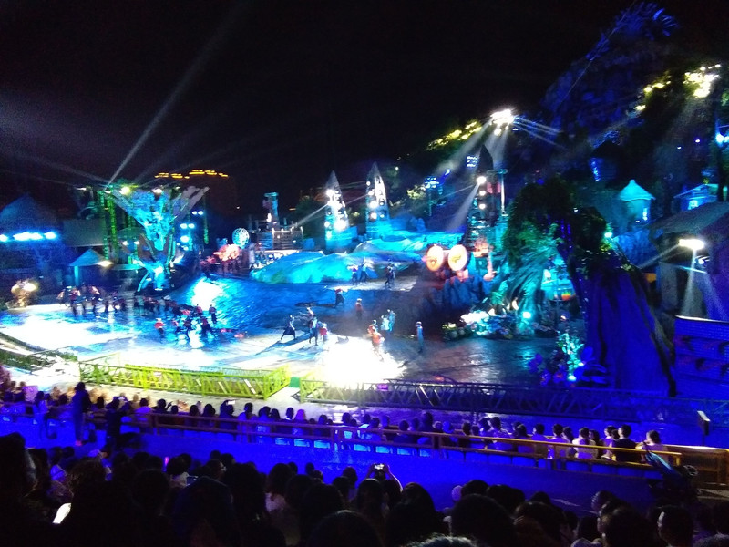 观赏横店梦幻谷《暴雨山洪》灾难性演绎节目