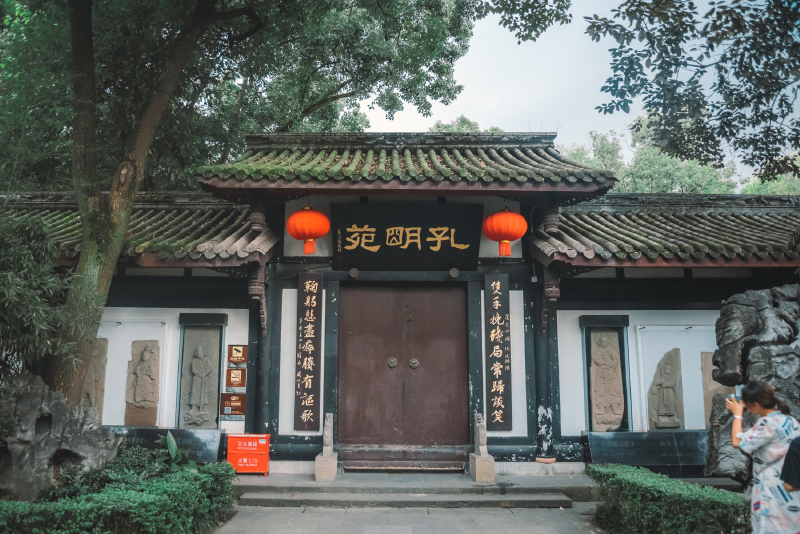 走出刘备殿,就看到了真正的武侯祠了,也就是诸葛亮