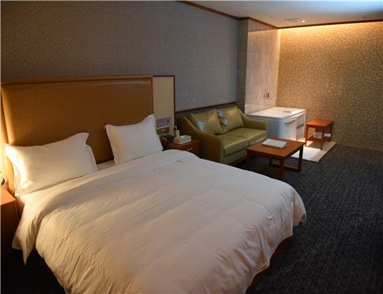 精品大床房(无窗)