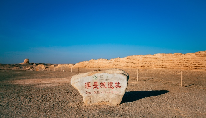 甘肃汉长城遗址西起今敦煌市,西端的湾窑墩,沿疏勒河,经后坑子,玉门关