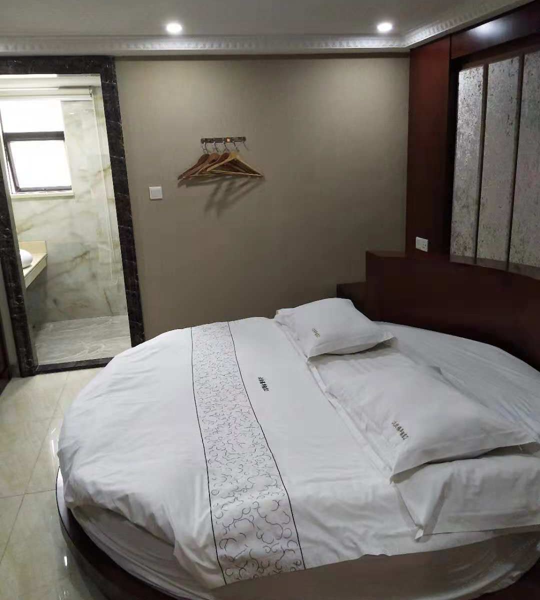 温馨圆床