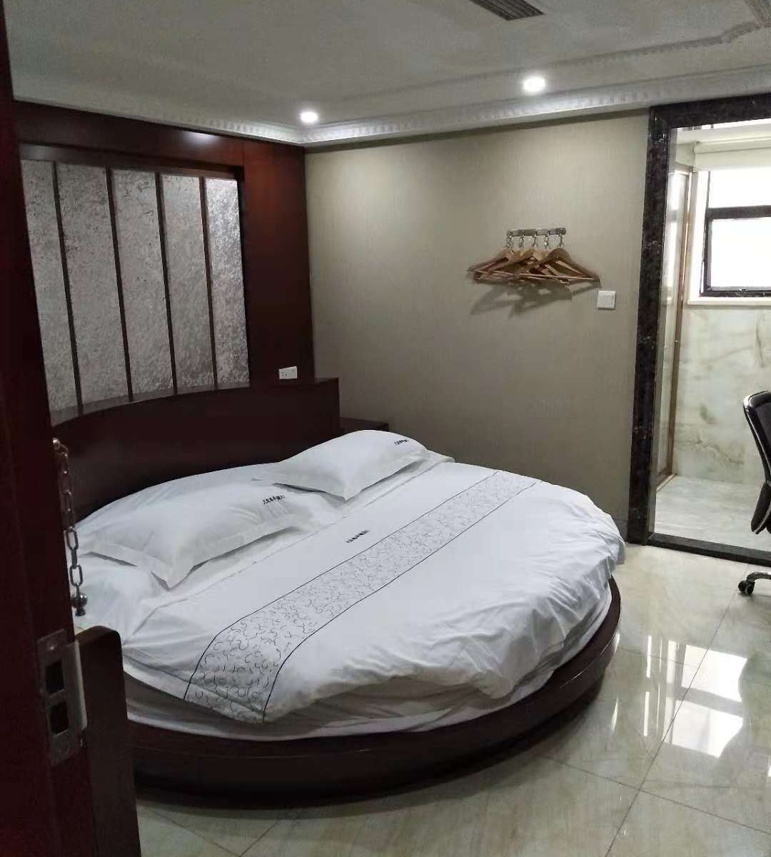 温馨圆床