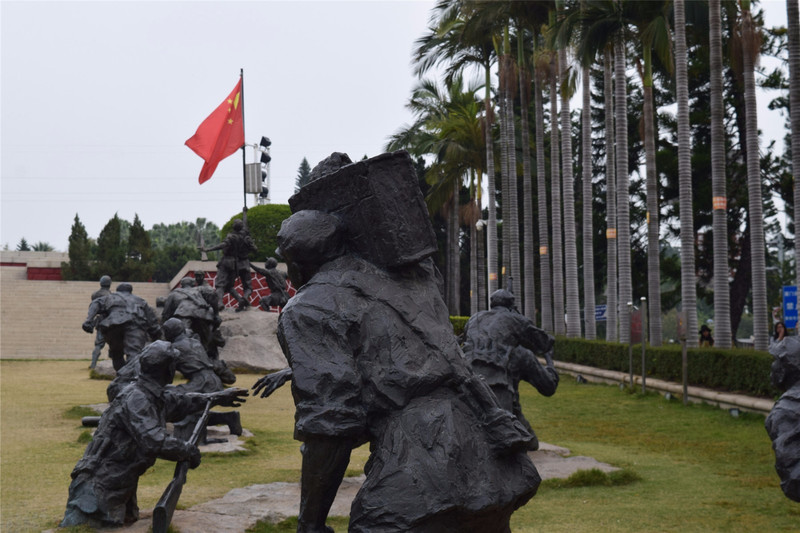 陵园内建有烈士纪念碑,烈士陵墓,安业民烈士墓以及厦门革命烈士事迹