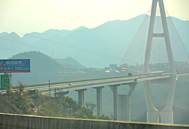 马岭河大桥横跨马岭河大峡谷,桥梁全长1386米,好壮观!