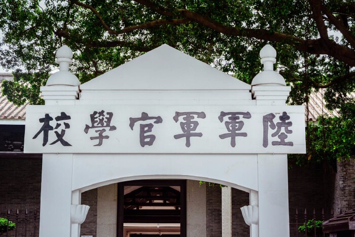 七分钟的船程就来到黄埔军校码头,码头的两边都是停靠着各种军舰,有