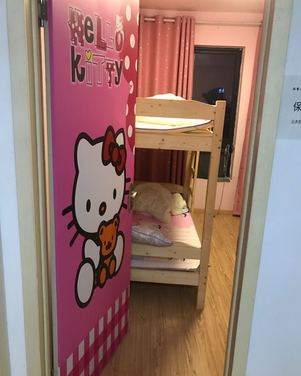 女生四人床位间