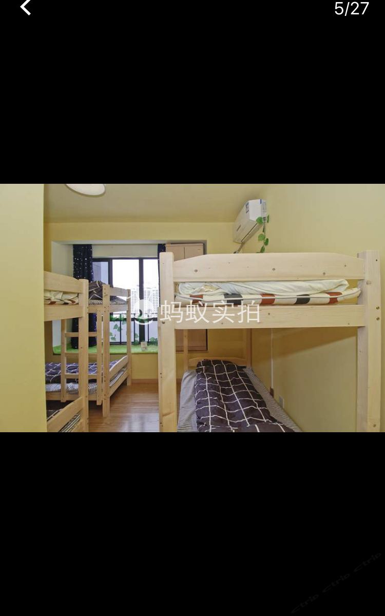 男生六人床位间