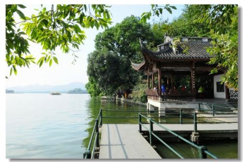 位于景区偏西处的湖天一碧楼,原是清末民初犹太富商,冒险家哈同的