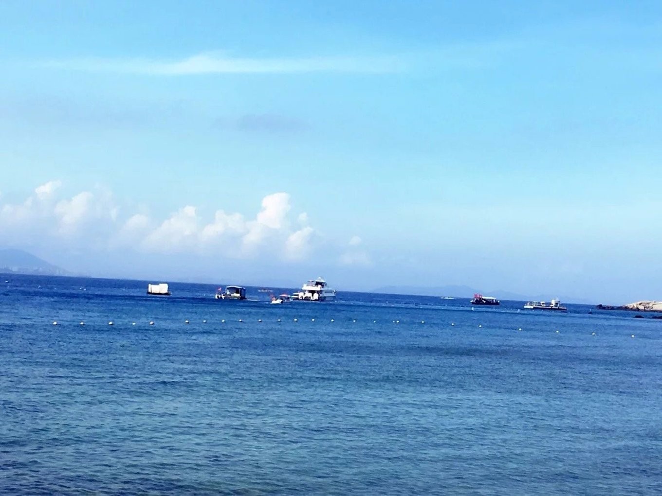 出到海边满眼的碧蓝,果然大海有着天然的治愈系的能力.