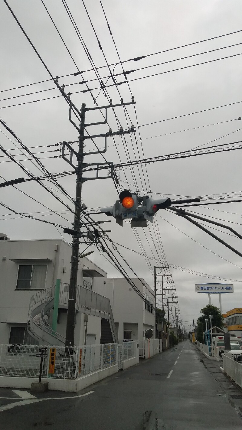 整齐十字交叉的电线杆,一所医院东京街头的水管,是消防栓么当地的bus