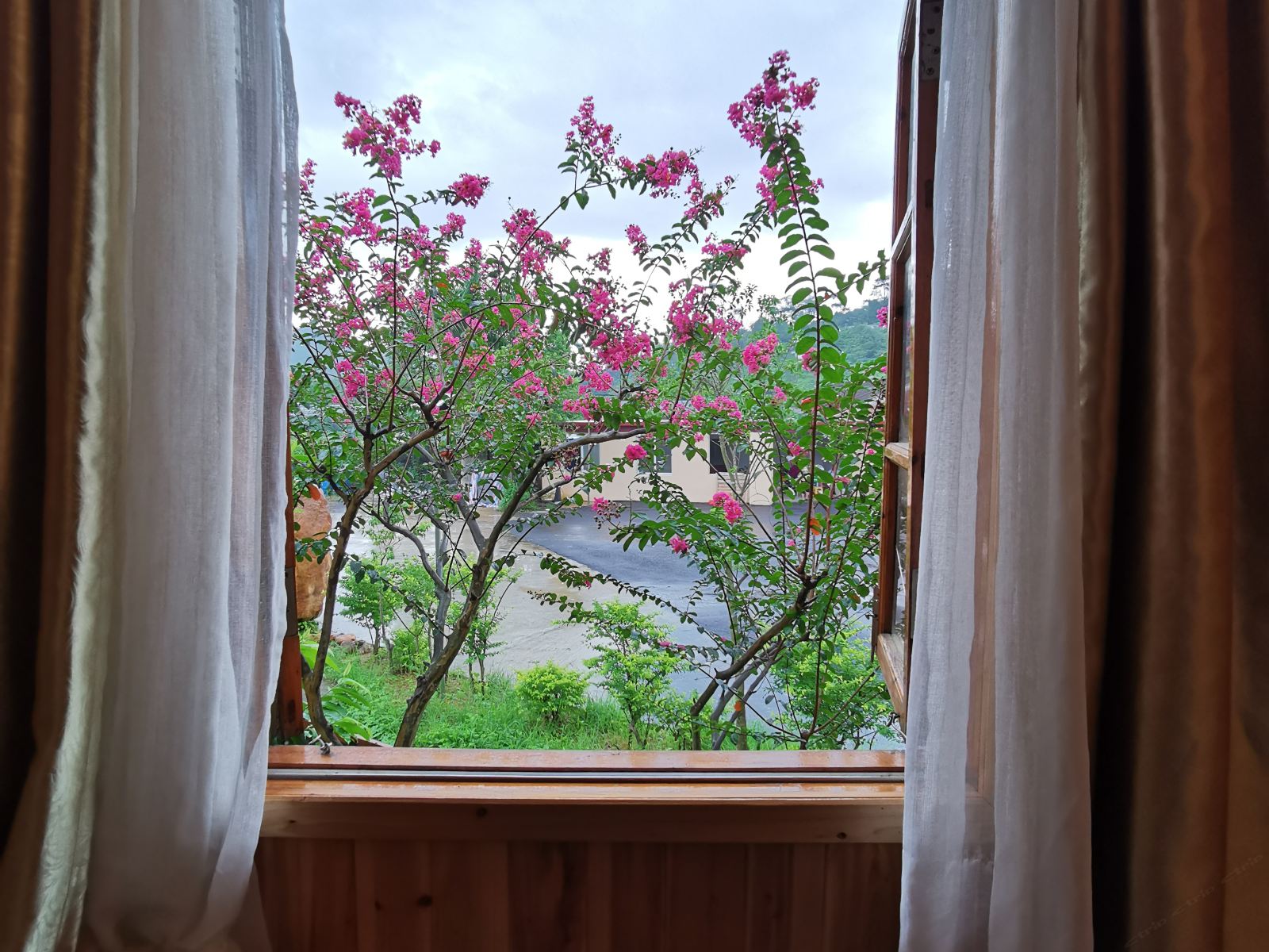 吊脚木屋