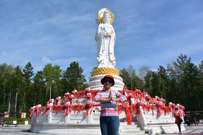 早餐后乘车前往北极村,途中经过漠河观音山景区