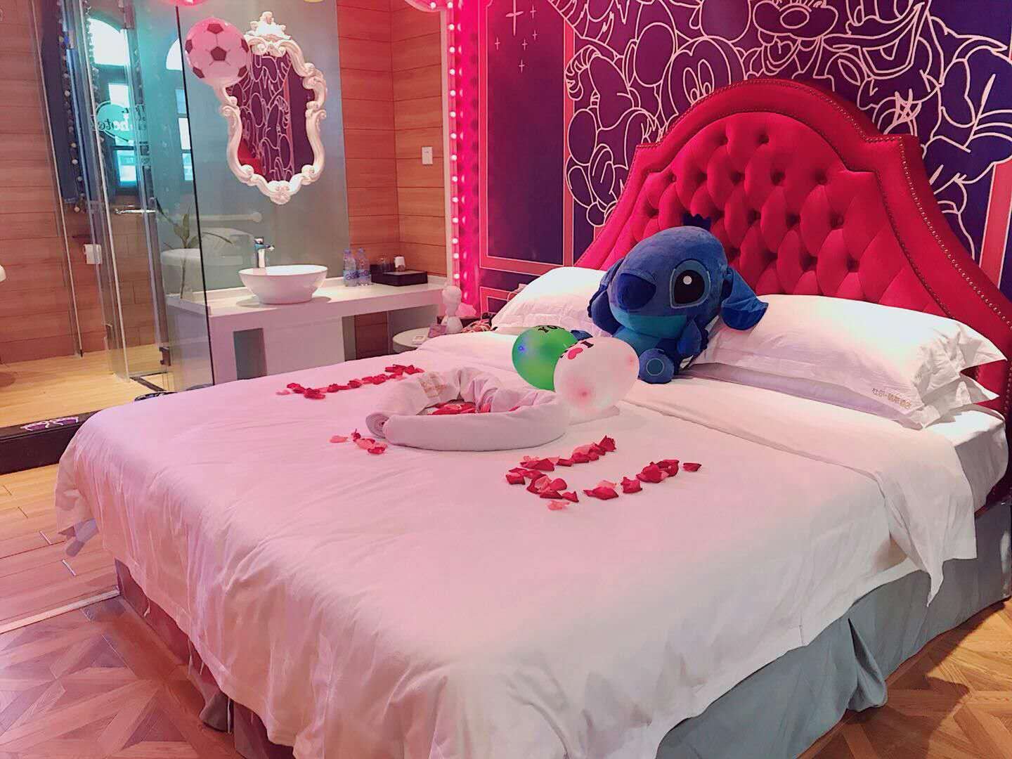 温馨舒适浴缸大床房