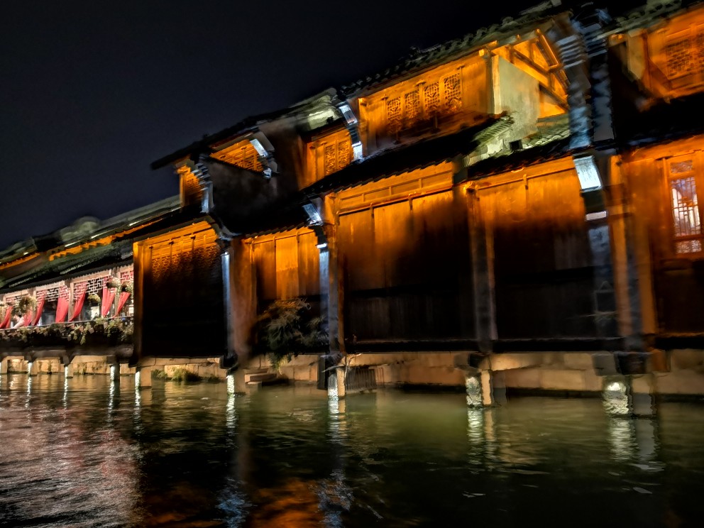 深度游,白天带你观江南古镇水乡的小桥流水,夜晚赏乌镇西栅醉美夜景