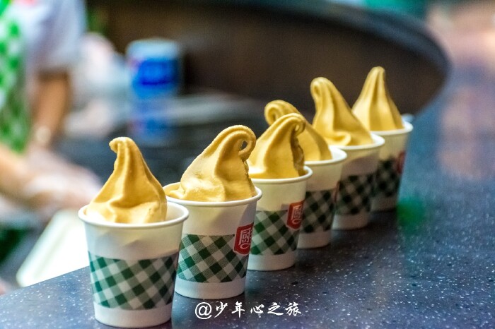 酱油味的迷你冰淇淋,2元一个,可以尝尝鲜.