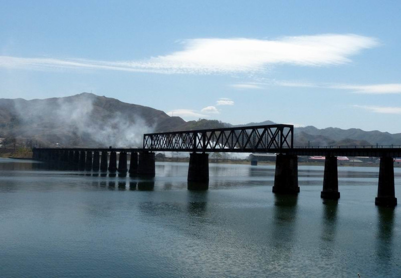 太平湾口岸的这座铁路桥仍在使用