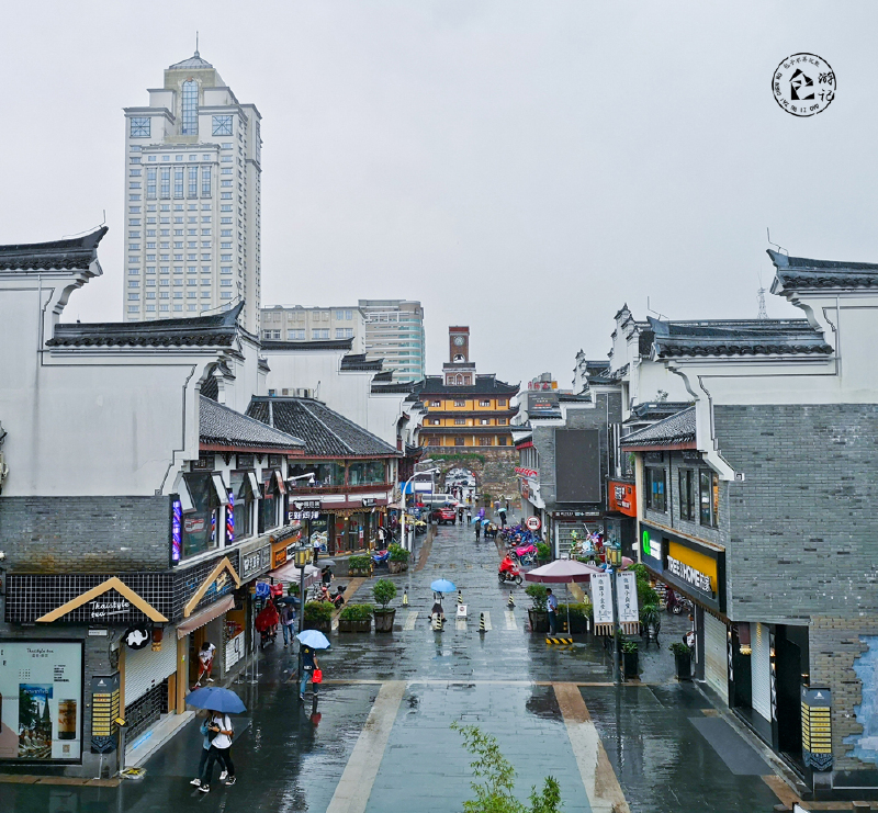 鼓楼这一古建为中轴的基础上,在两侧建有仿古街区,看着倒和常州南大街