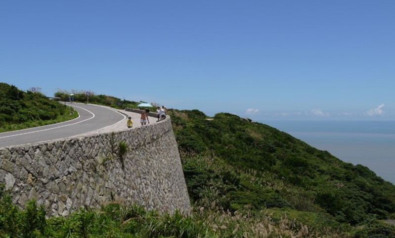 西距喷水洞约 300米,是大青山南脉向海延伸部分,故叫青山角,又因地势