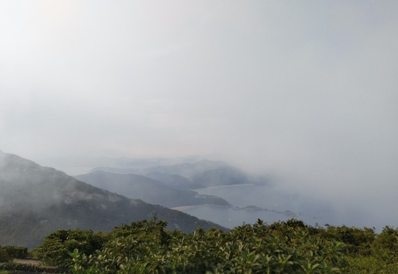 西距喷水洞约 300米,是大青山南脉向海延伸部分,故叫青山角,又因地势