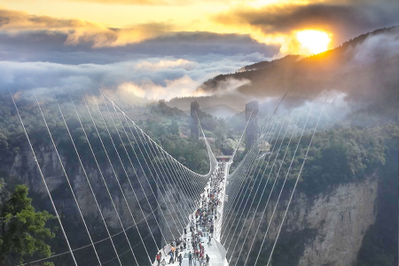 <长沙-大峡谷玻璃桥-天门山-凤凰高铁4日游>专车专导，纯玩0购物，网红打卡芙蓉镇，宿碧桂园紫金花舍，怀化直返省6小时车程