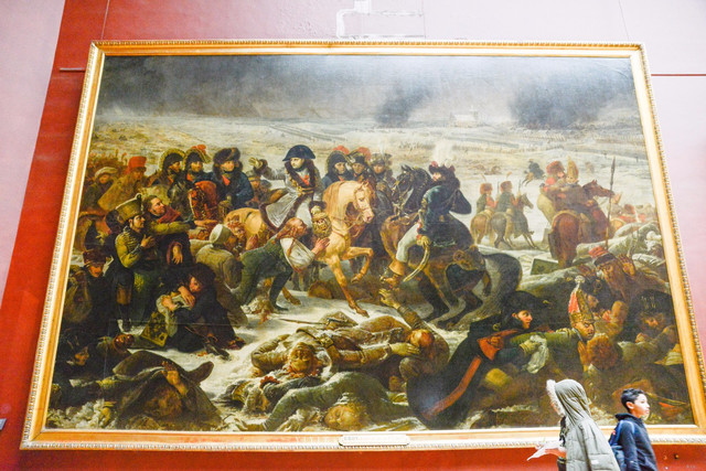 是为纪念1830年 法国 七月革命而创作,硝烟弥漫的战争场面,画面上以一