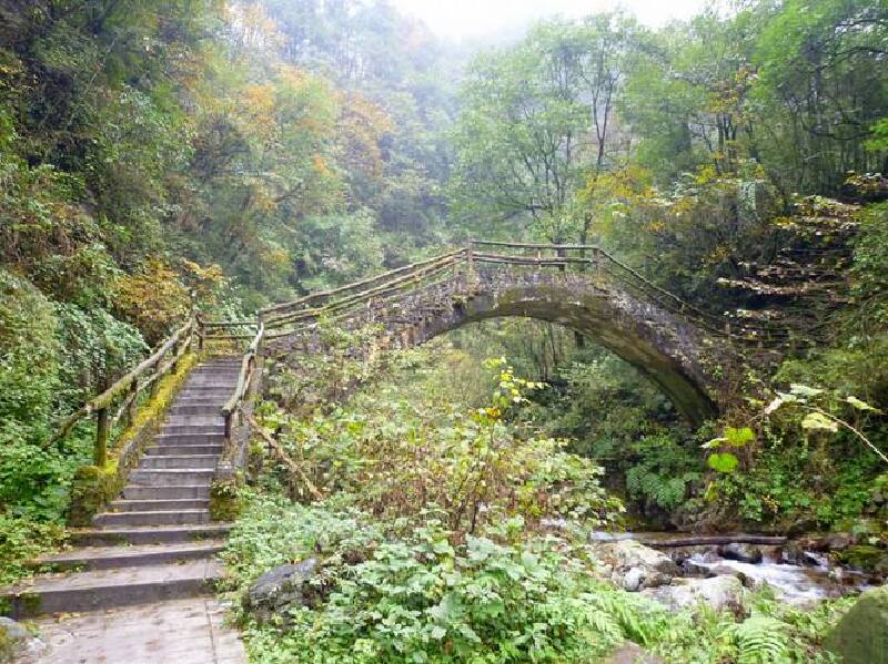 西岭徒步2日亲子游寻深秋彩林泡养生温泉邂逅成都第一场雪