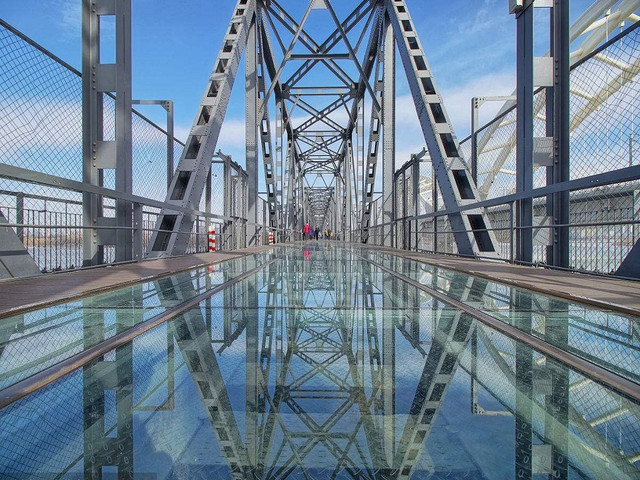 铁路大桥始建于1900年,曾在《夜幕下的哈尔滨》《情人节》及《白日
