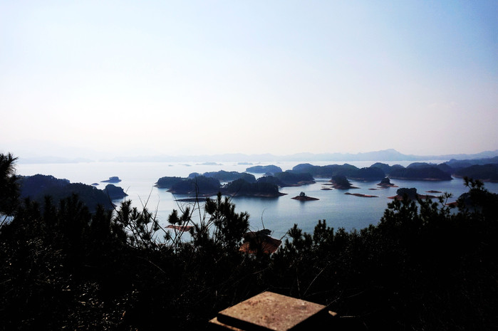 梅峰岛是千岛湖景区登高赏湖景的最佳处,登上梅峰岛的观景台,可以纵观