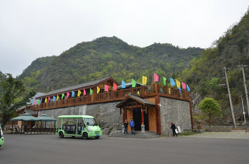 看介绍说,这是总投资约1500万元的新建服务区停车场,建设有游客中心