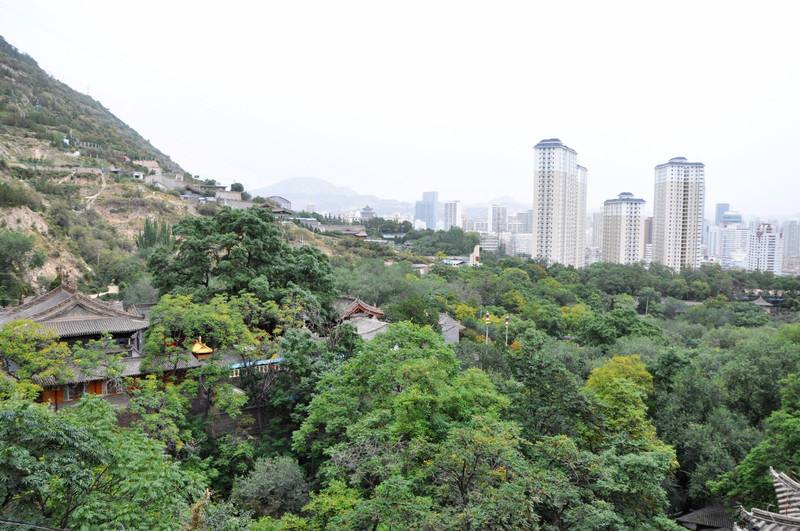 还能一览兰州的城市建筑,还有依山而建的精美建筑物.在天地间吐