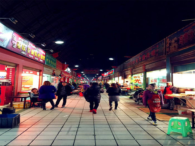 著名的天海夜市位于拉萨西郊,是夜猫子寻食的**场地.