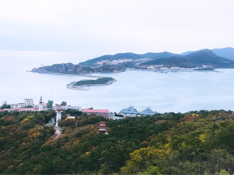 在旅顺白玉山上登高远眺旅顺全貌