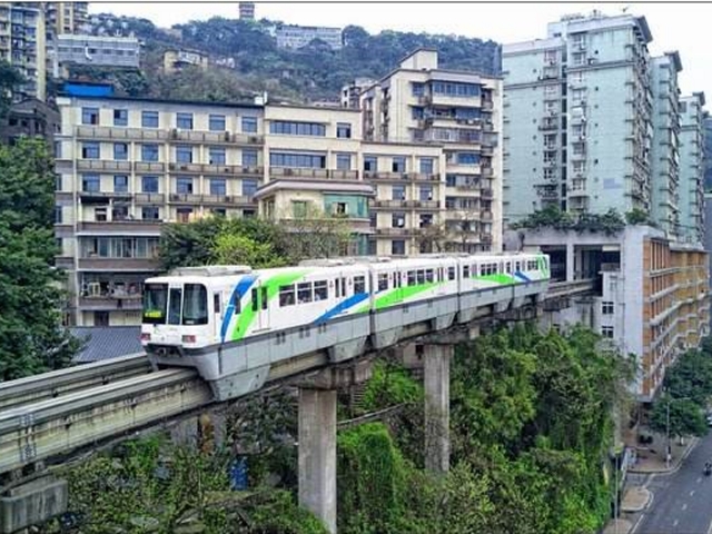 约50分钟 早餐后乘车前往重庆网红景点,游览前往【李子坝轻轨站】