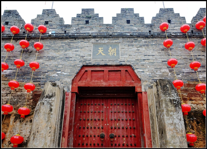 在肇庆还看到了宋城墙,颇有历史,我发现我净喜欢些看起来有年代感,破