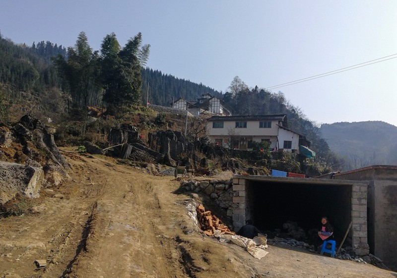 兴安村地形 从叙永县城出发,叙威公路两河镇黄坭镇