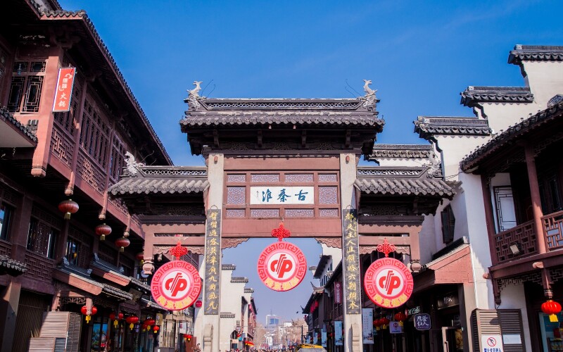 另外,在夫子庙,除了逛江南贡院,还可以走乌衣巷,吃特色