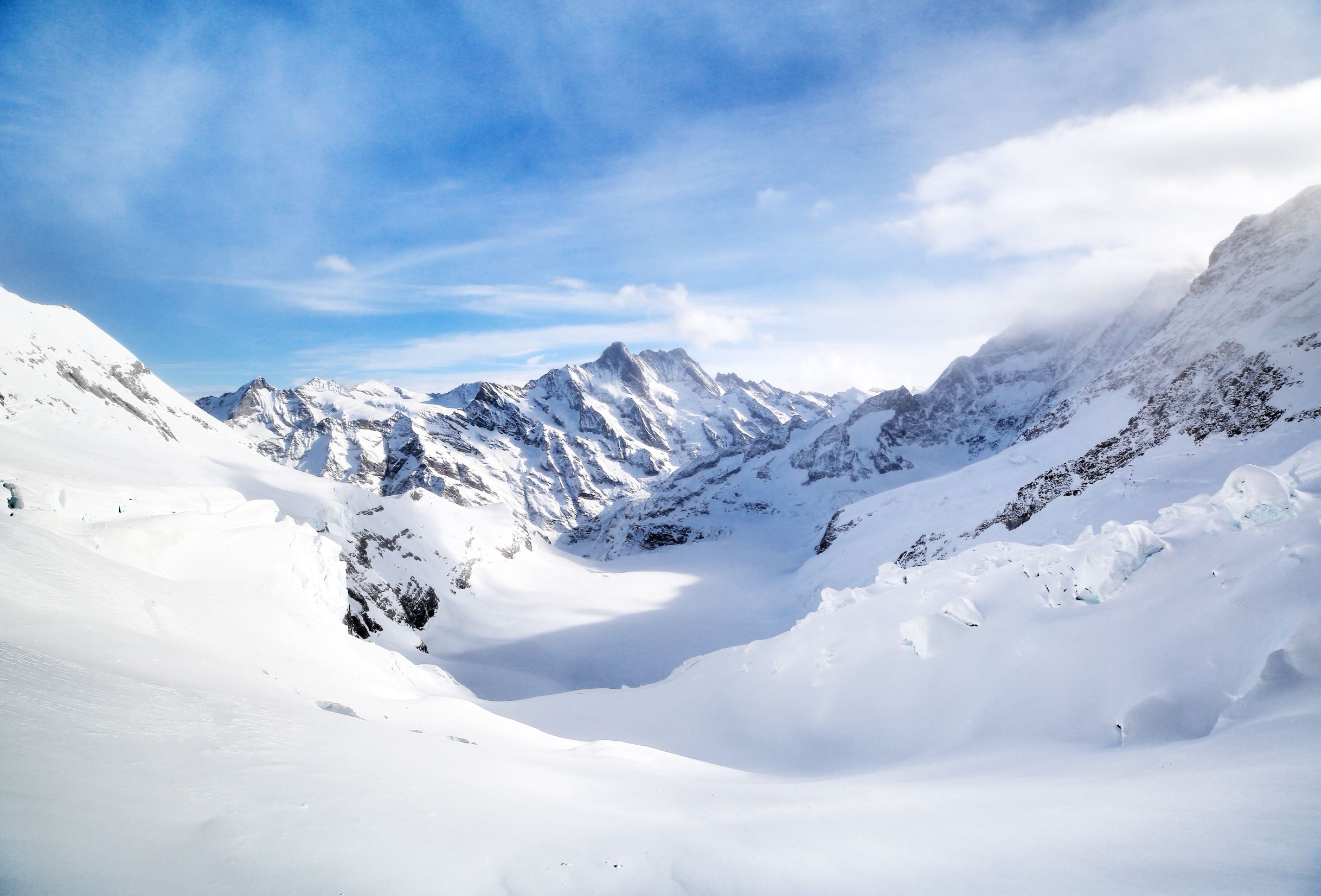 瑞士的雪山山顶的雪夏天会融化吗